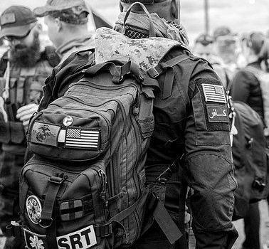 Rock-Festivalfreunde stehen mit gepacktem Rucksack